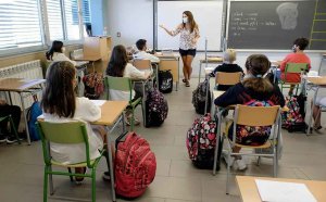 El Gobierno cambia criterios para contratar docentes