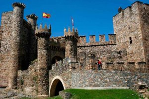 Cae al vacío desde almena del castillo de Ponferrada