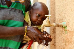UNICEF alerta de riesgos por no poder lavarse manos