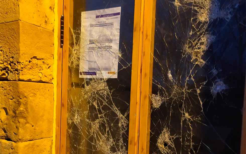 Los vándalos se ceban con apeadero de Tardelcuende Los vándalos se ceban con apeadero de Tardelcuende