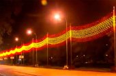 Madrid ilumina la Navidad con la bandera nacional
