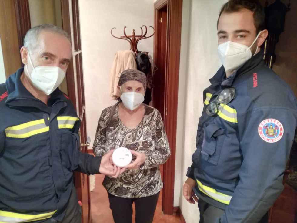 Los bomberos instalan 80 detectores de humo 