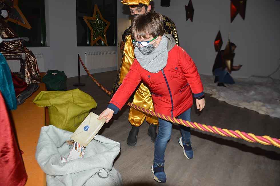 Los Reyes Magos llenan de ilusión a la barriada - fotos