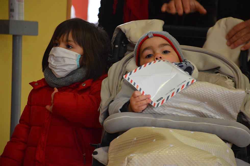Los niños saludan a los Reyes Magos - fotos