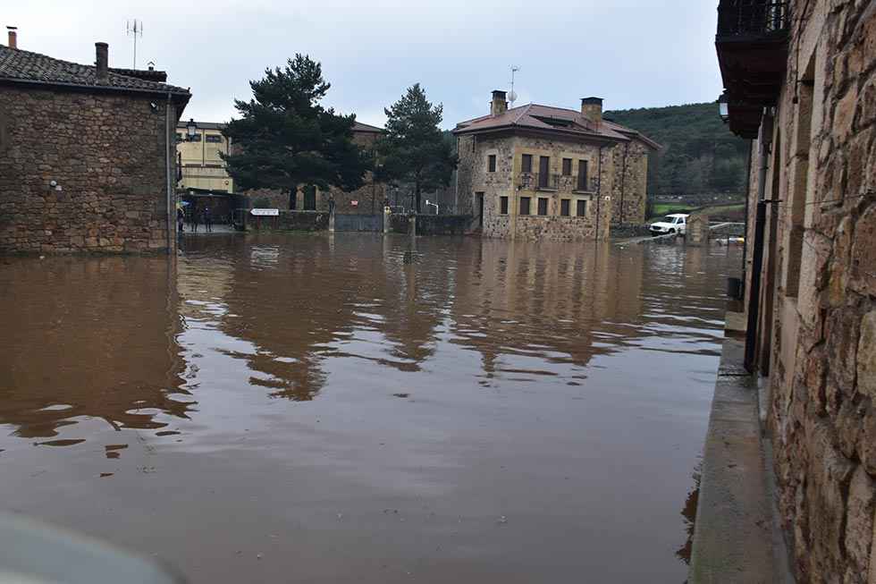 El río Duero inunda Salduero - fotos