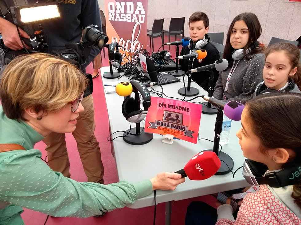 Lucas apuesta por el uso de la radio en las aulas