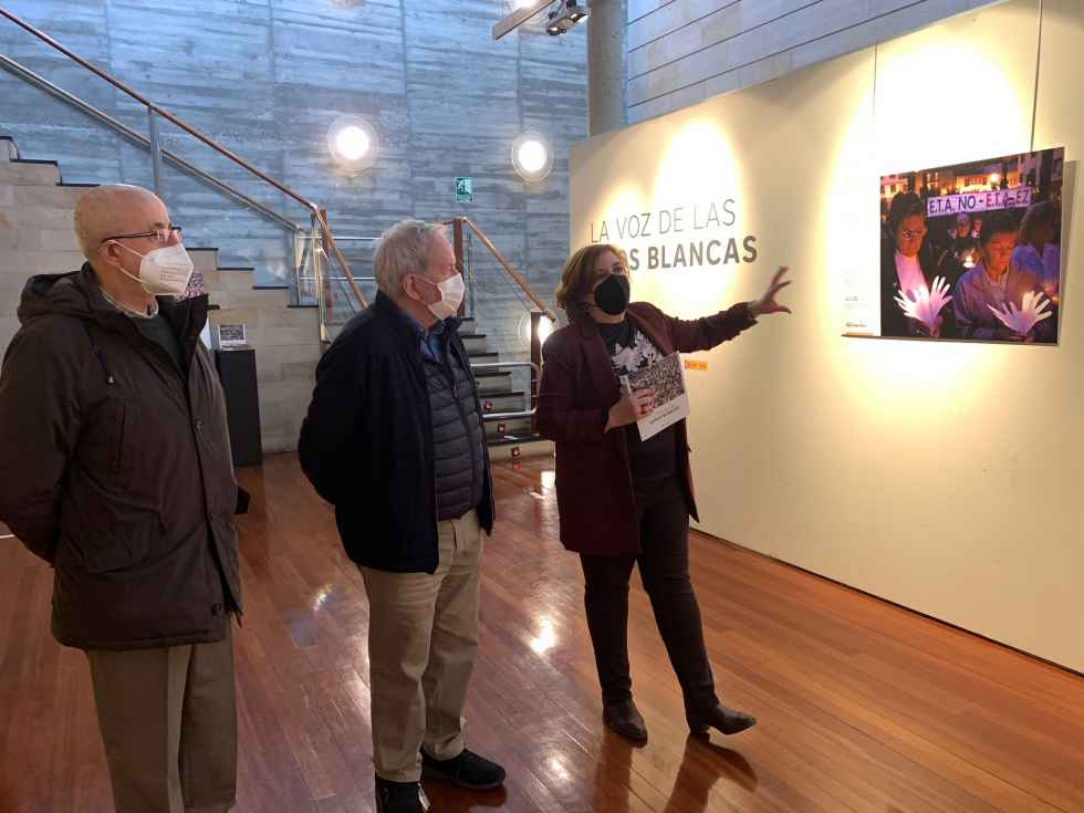 Exposición "La voz de las manos blancas" Exposición "La voz de las manos blancas"