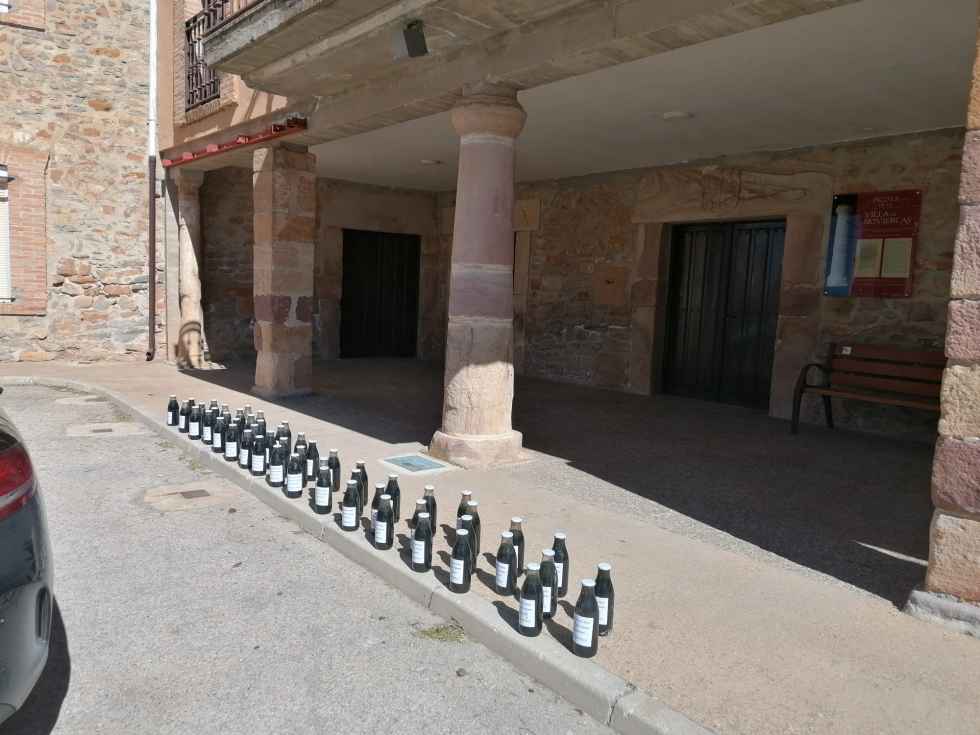 Botellas con agua contaminada en Noviercas