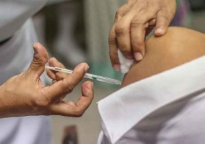 La primera dosis de vacuna llega a los más mayores