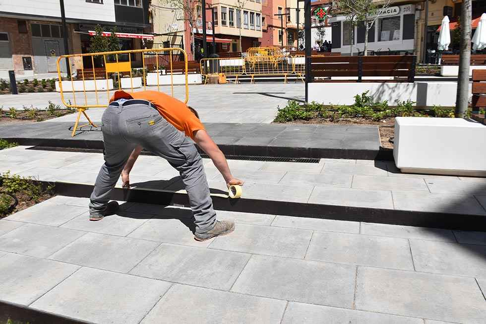 Escalones señalizados en la plaza de las Concepciones
