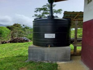 Seis bidones para llevar el agua en Ngovayang