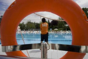 Podemos actualiza normativa para piscinas