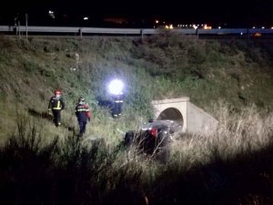 Los bomberos intervienen en dos vuelcos de vehículos