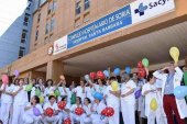 Besos y globos en el Día del Niño Hospitalizado