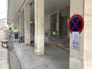 El Ayuntamiento cambia pavimento de la calle Sagunto 