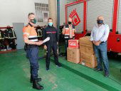 Reparto de material a voluntarios de Protección Civil