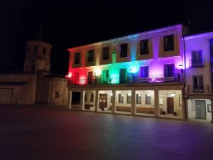 Reparto de pulseras con la bandera LGTBIQ+