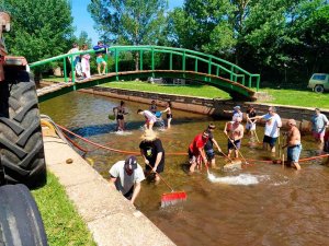 Los vecinos acondicionan piscina natural de Sotillo 