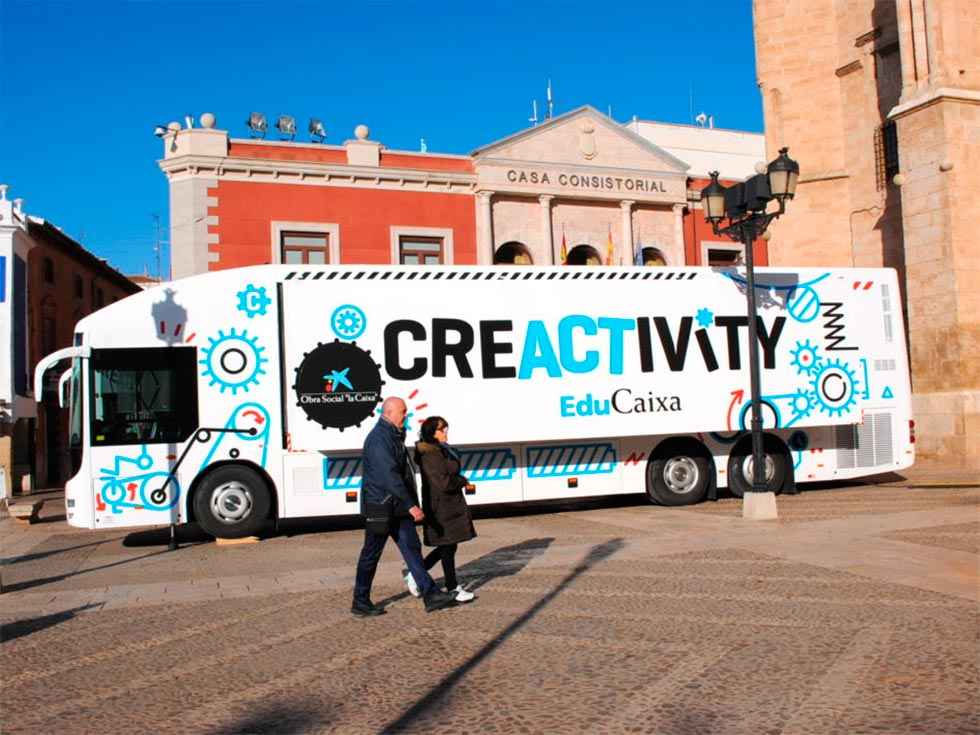 El autobús Creactivity fomenta creatividad entre escolares