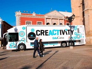 El autobús Creactivity fomenta creatividad entre escolares