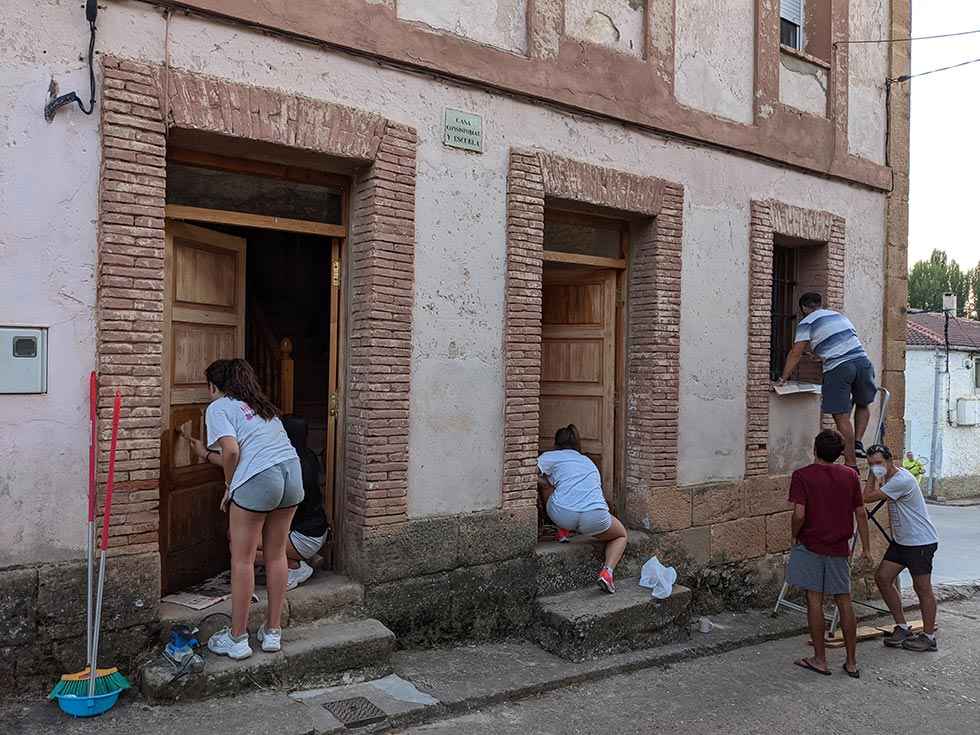 Los jóvenes de Andaluz adecentan el pueblo Los jóvenes de Andaluz adecentan el pueblo