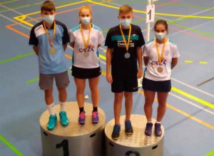 Primeros triunfos en reinicio de competiciones de bádminton Primeros triunfos en reinicio de competiciones de bádminton