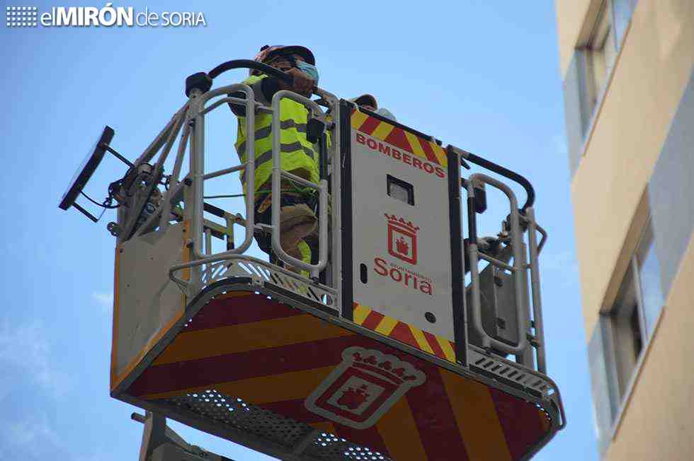 Los bomberos se ejercitan con autoescala