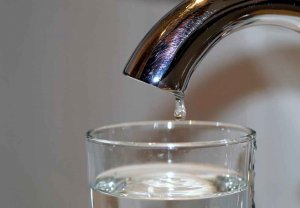 Seis de cada diez sumunistradoras de agua, sin teléfonos gratuitos