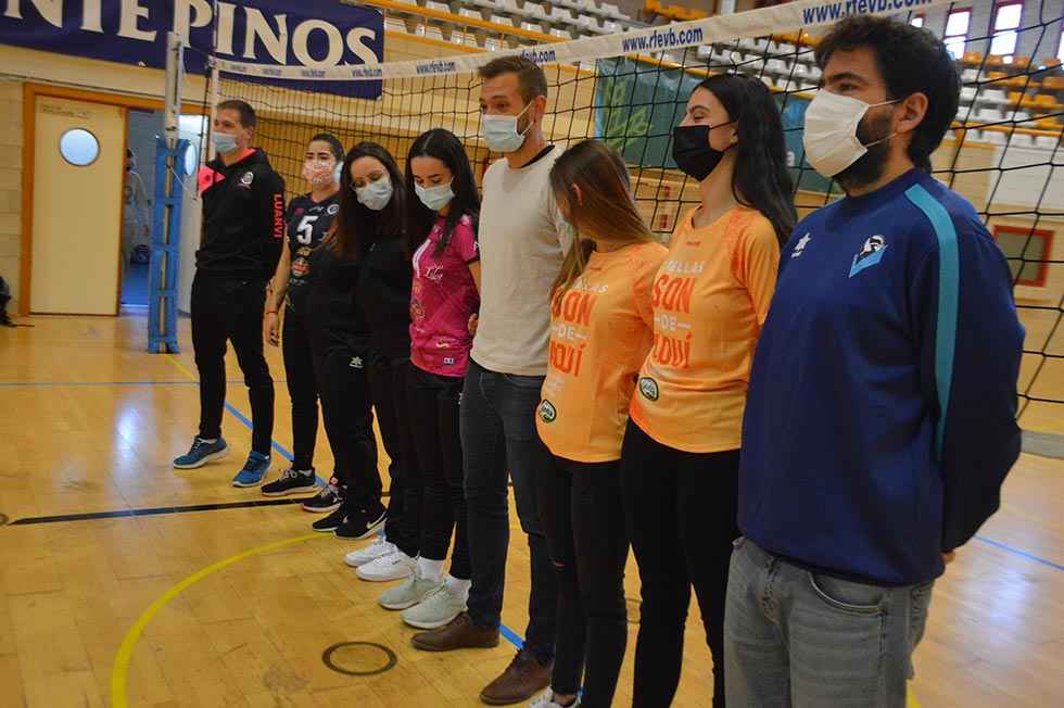 Dos equipos femeninos de voleibol - fotos
