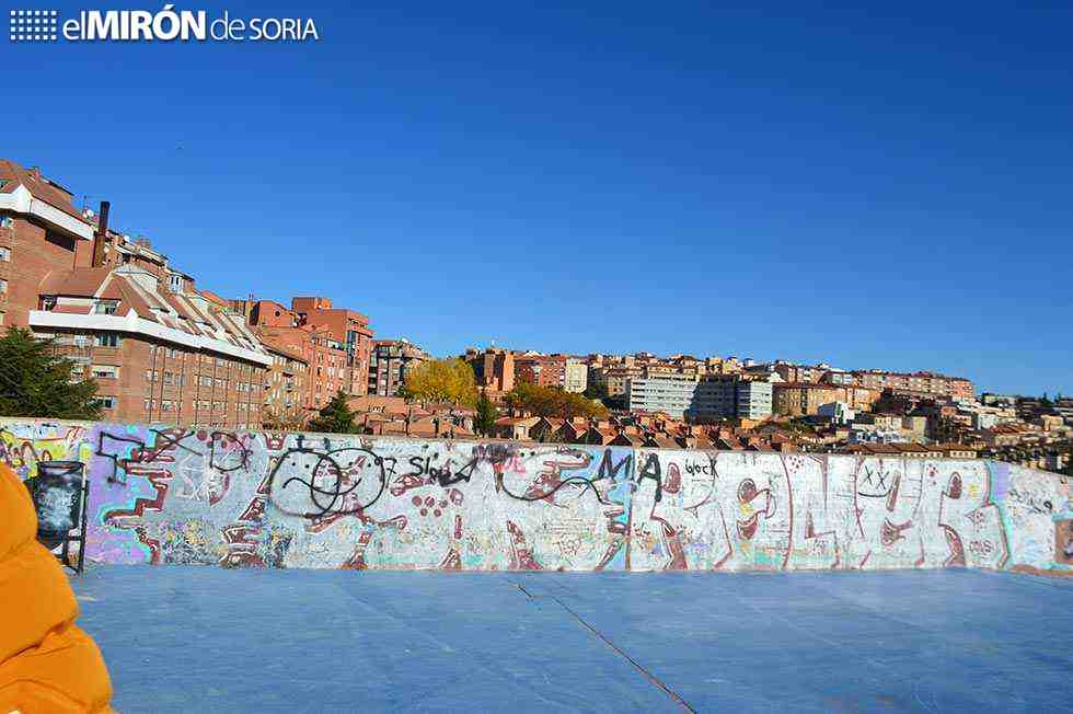 Los usuarios participan en reforma de pista de skate