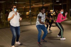 Éxito en talleres de danza y dulces africanos