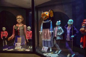 Exposición de gigantes y cabezudos en comercio Exposición de gigantes y cabezudos en comercio