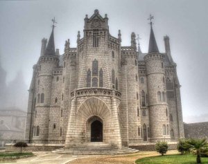 Edificios de la Vía de la Plata iluminan el Camino