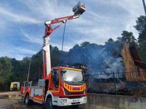 Incendio de casa prefabricada en San Leonardo