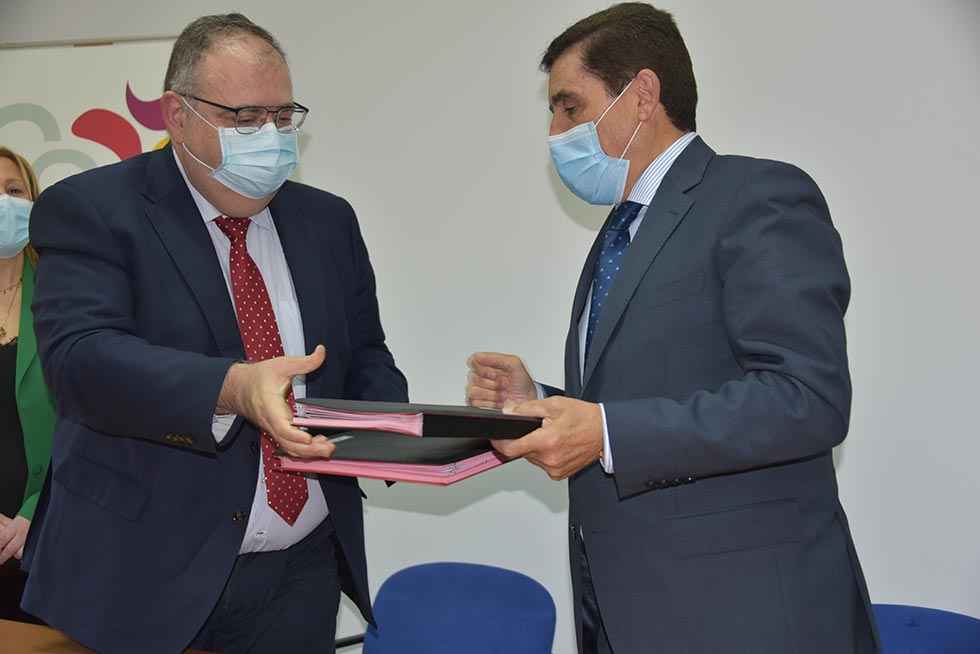 Firma convenio para becas de médicos MIR - fotos