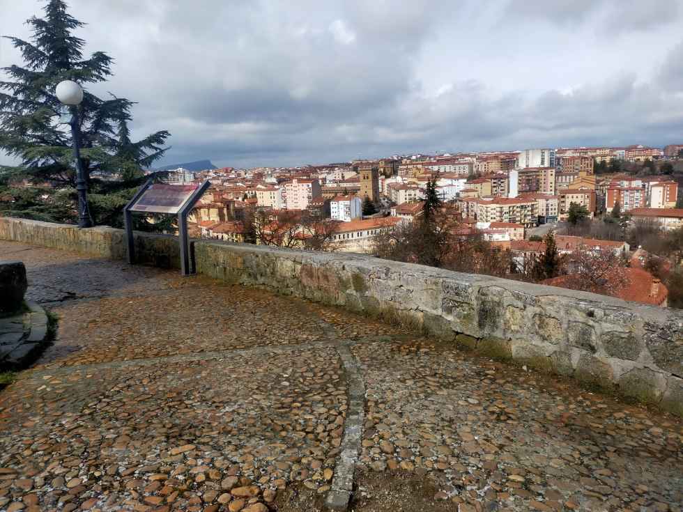 Eliminados los graffitis del mirador del Sagrado Corazón