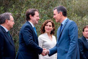 Mañueco urge a Sánchez a bajar impuestos