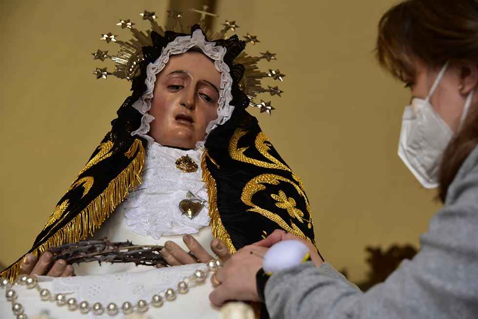 Cofradía de la Soledad: manto de la Virgen - fotos