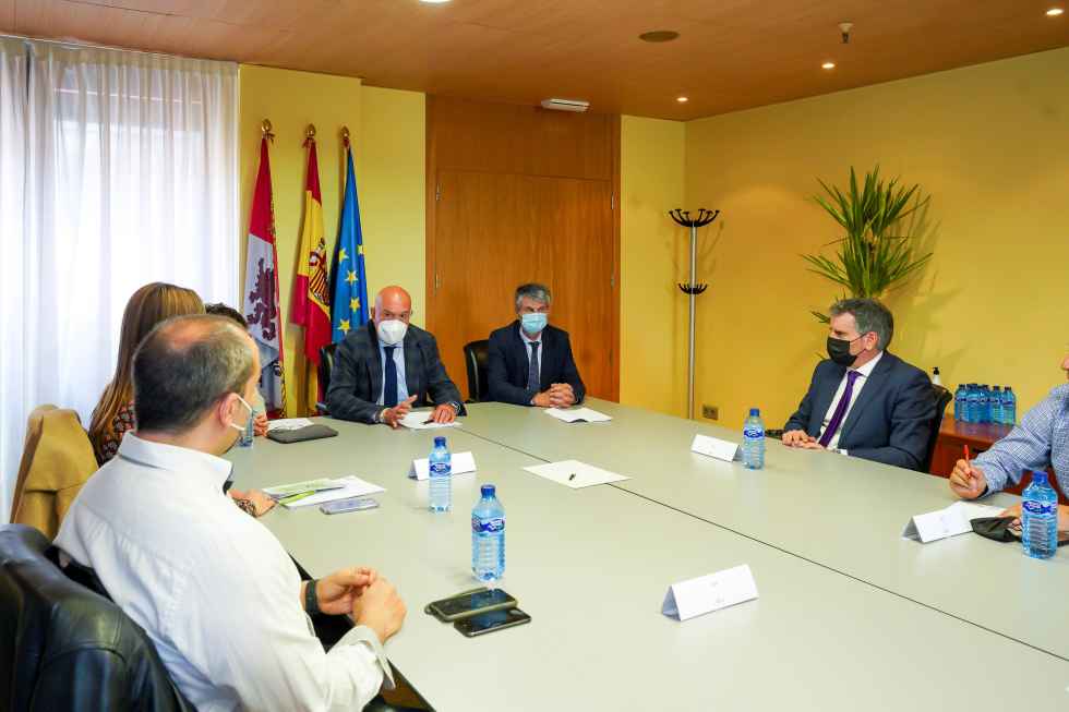 Carnero ofrece negociación permanente a sindicatos