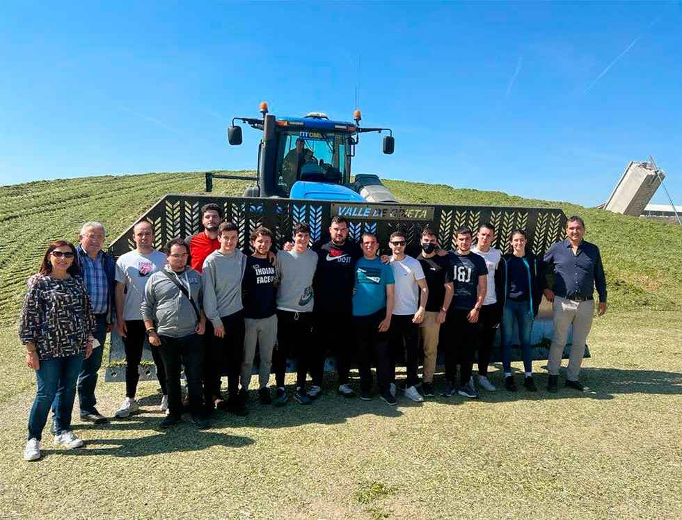 Alumnos de Ingeniería Agraría visitan granja de Caparroso