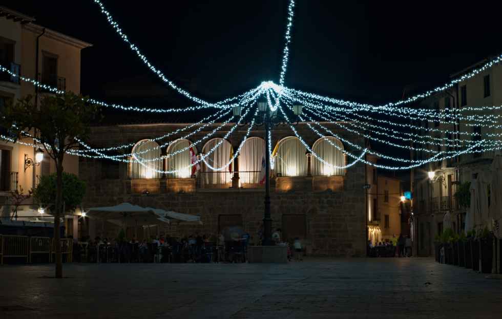 Alumbrado ornamental para celebración de Virgen 