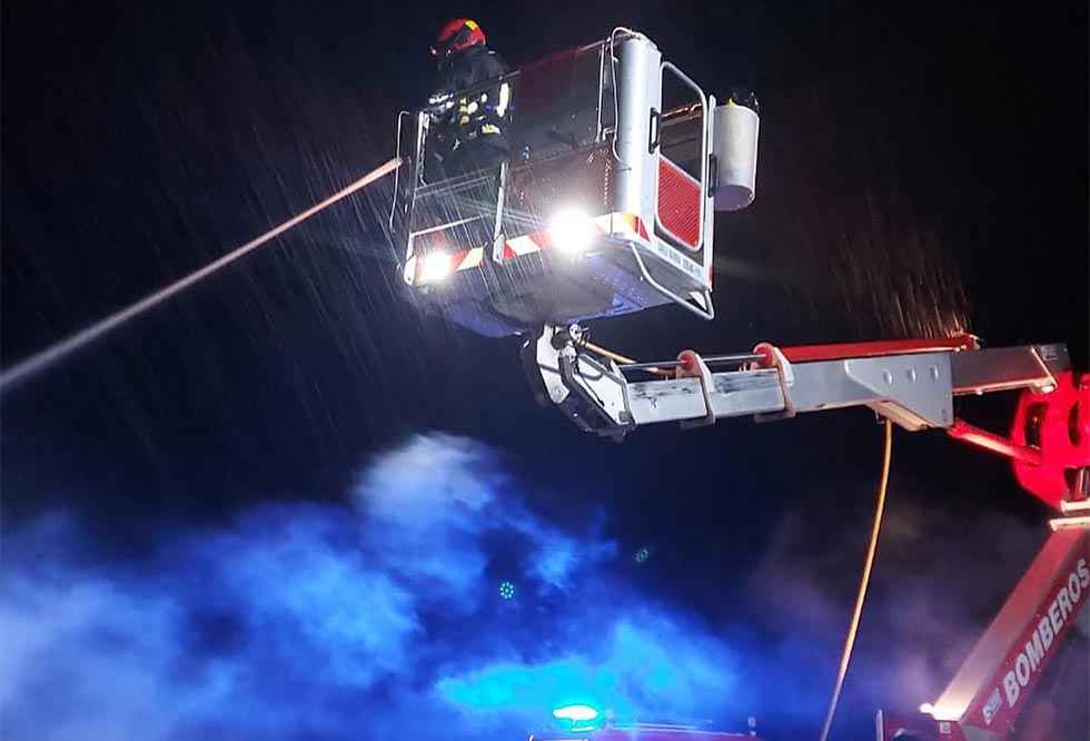 Un rayo incendia majada en Cantalucia Un rayo incendia majada en Cantalucia