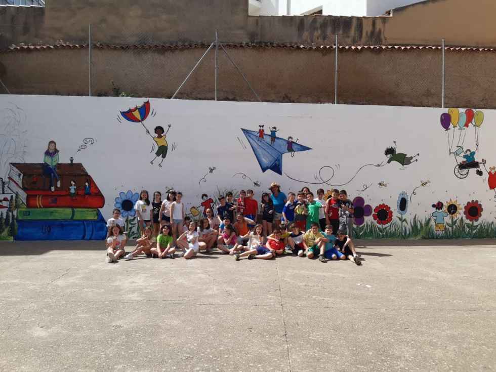 Mural intergeneracional en el patio del Diego Lainez