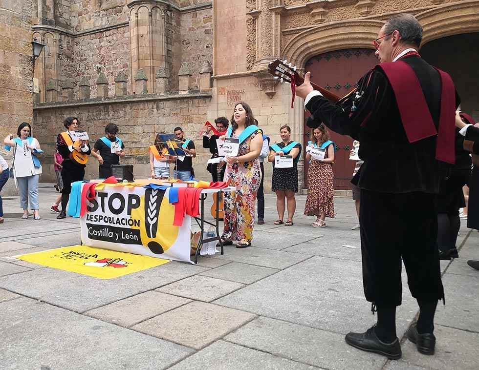 "Graduación simbólica" para denunciar éxodo juvenil