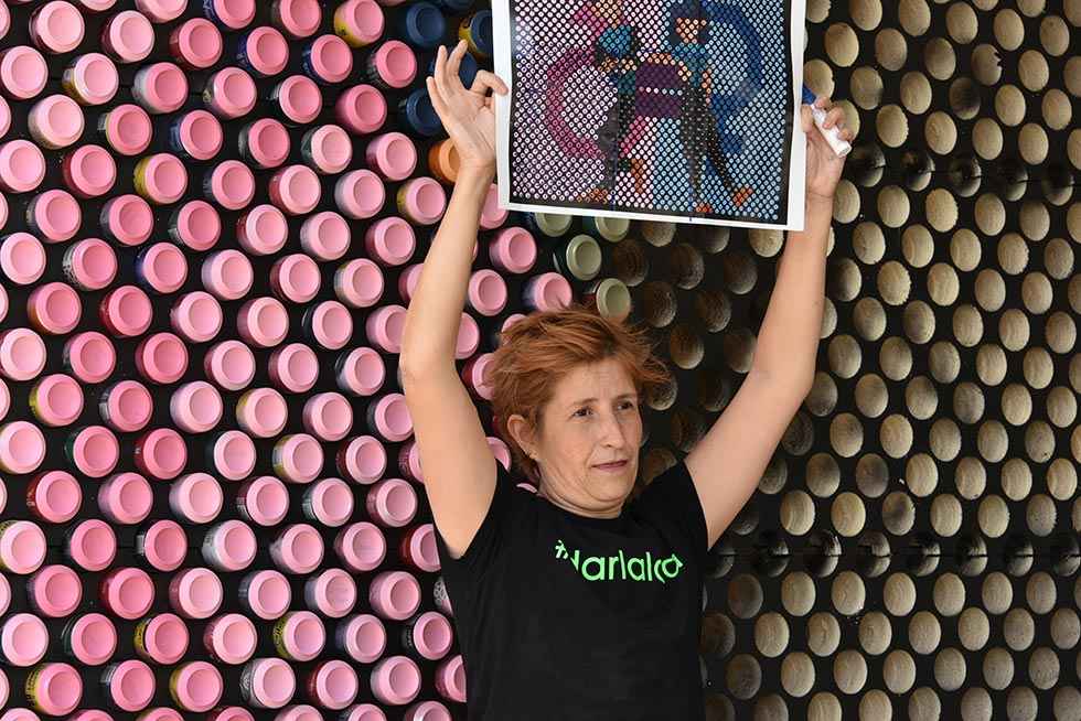 Mural con latas recicladas en Fuente del Rey - fotos