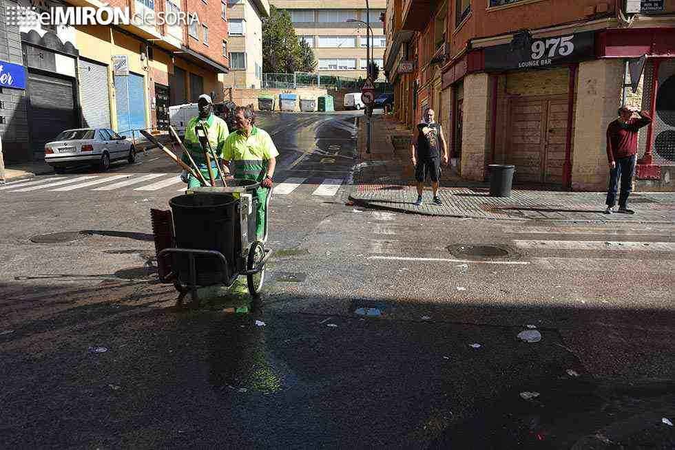Continúa la limpieza de aceras por suciedad de San Juan