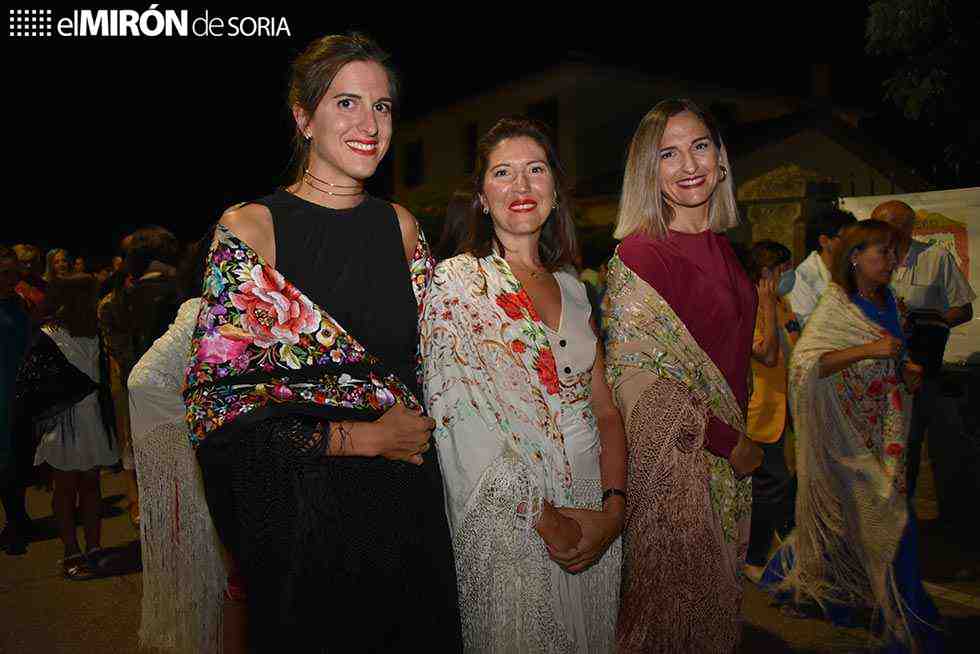 Color, música y tradición en El Royo, con el Mantón de Manila y la Capa Castellana