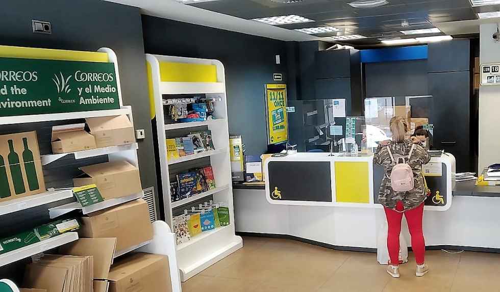 Correos duplica venta de distintivos ambientales de DGT