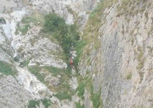 Rescatados tres montañeros enriscados en Caín