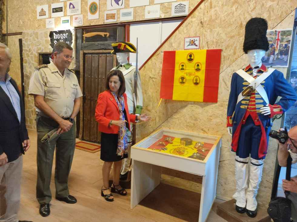 Robles inaugura la exposición "Mujeres de Uniforme" Robles inaugura la exposición "Mujeres de Uniforme"